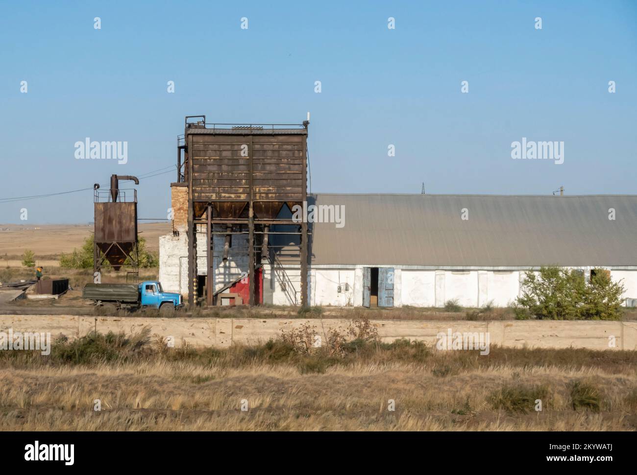 Ancien élévateur de grain près de Karagandy, Kazakhstan. Chariot en stationnement Banque D'Images