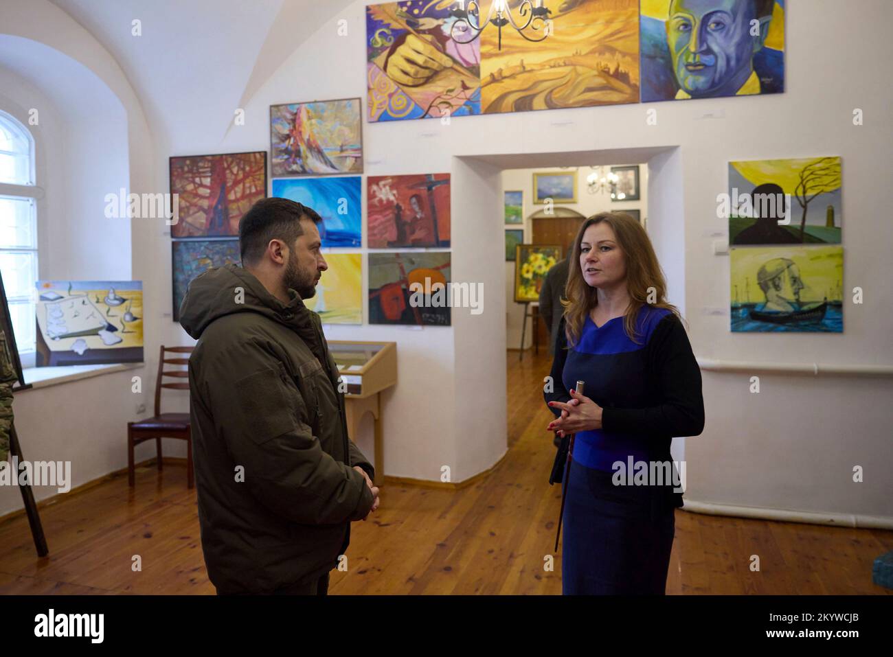 Pereyaslav, Ukraine. 02nd décembre 2022. Le président ukrainien Volodymyr Zelenskyy, à gauche, visite le musée commémoratif de Gregory Skovoroda pour marquer le 300th anniversaire de sa naissance, 2 décembre 2022 à Pereyaslav, Kiev, Ukraine. Le philosophe, compositeur et poète ukrainien est considéré comme le Socrates de l'Ukraine. Credit: Présidence de l'Ukraine/Bureau de presse présidentiel ukrainien/Alamy Live News Banque D'Images