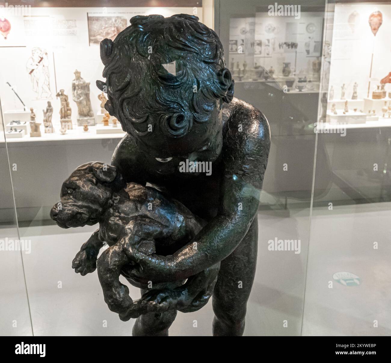 Statue de bronze de l'époque romaine de l'enfant avec un chiot. Garçon avec statue de chien Bursa. Musée archéologique de Bursa. Banque D'Images