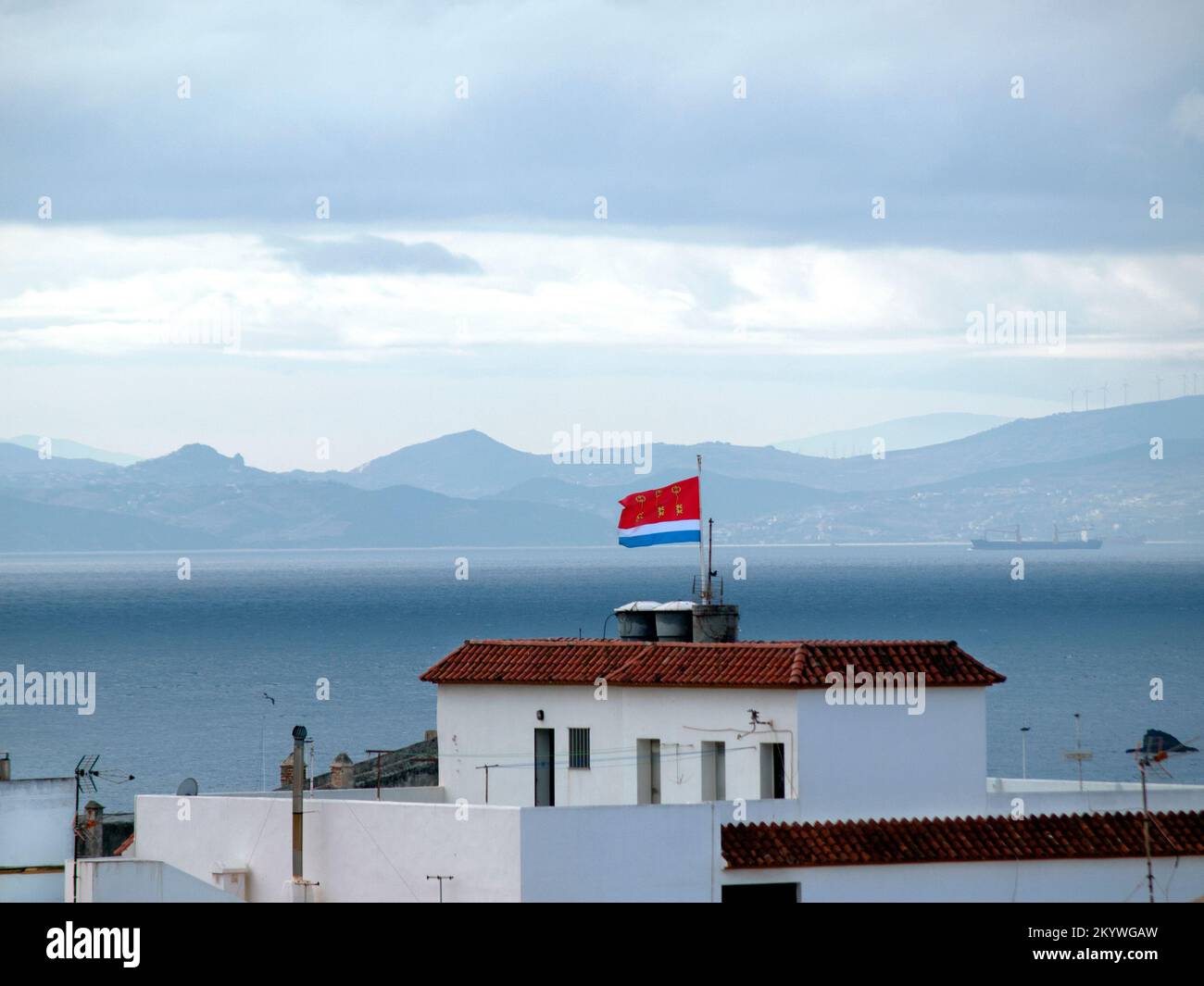 Maroc vu de Tarifa dans le sud de l'Espagne Banque D'Images