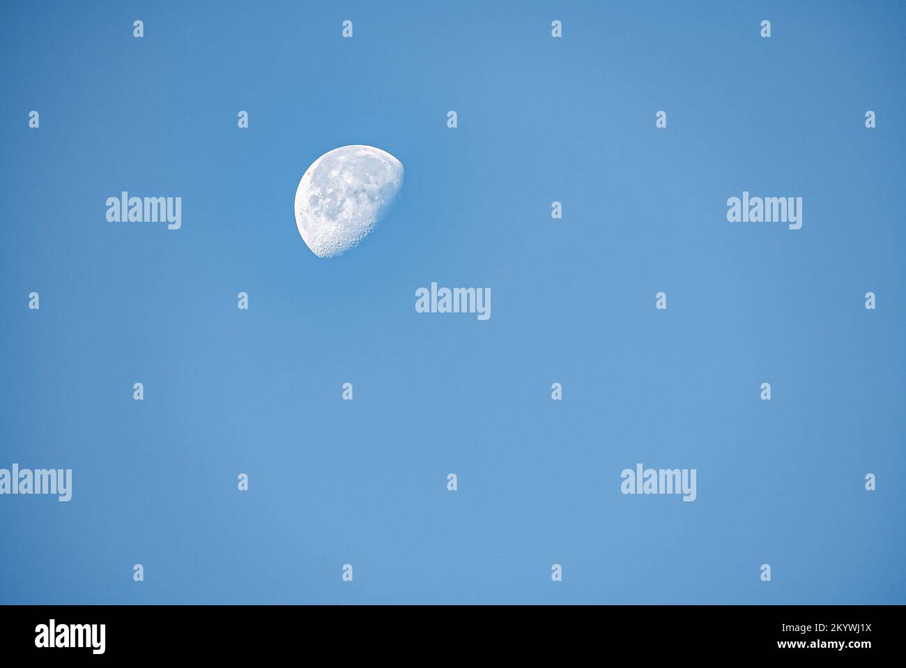 Gros plan de la lune le matin avec fond bleu ciel Banque D'Images