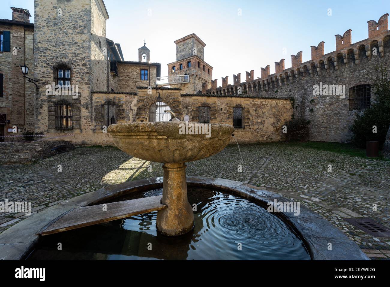Le village médiéval et le château de Vigoleno dans les Apennines dans la province de Piacenza, Émilie-Romagne, Italie du Nord - place centrale avec fontaine Banque D'Images
