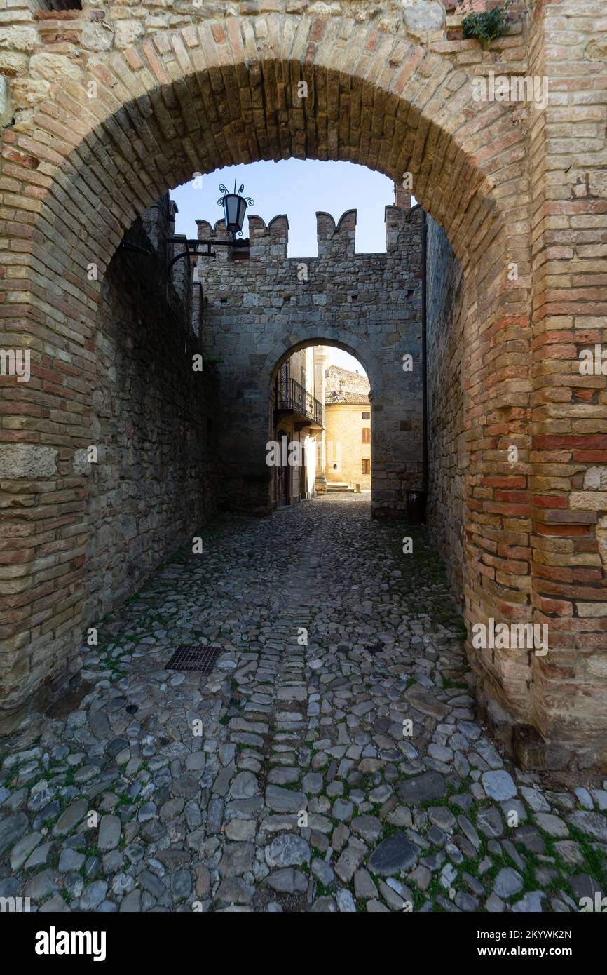 Le village médiéval et le château de Vigoleno dans les Apennines dans la province de Piacenza, Émilie Romagne, Nord de l'Italie - porte d'entrée Banque D'Images