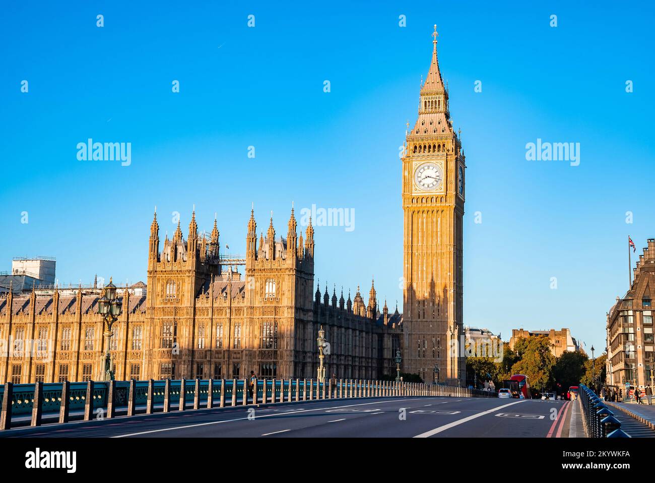 Tôt vide dimanche matin par la tour de l'horloge de Big Ben et Westminster à Londres. Banque D'Images