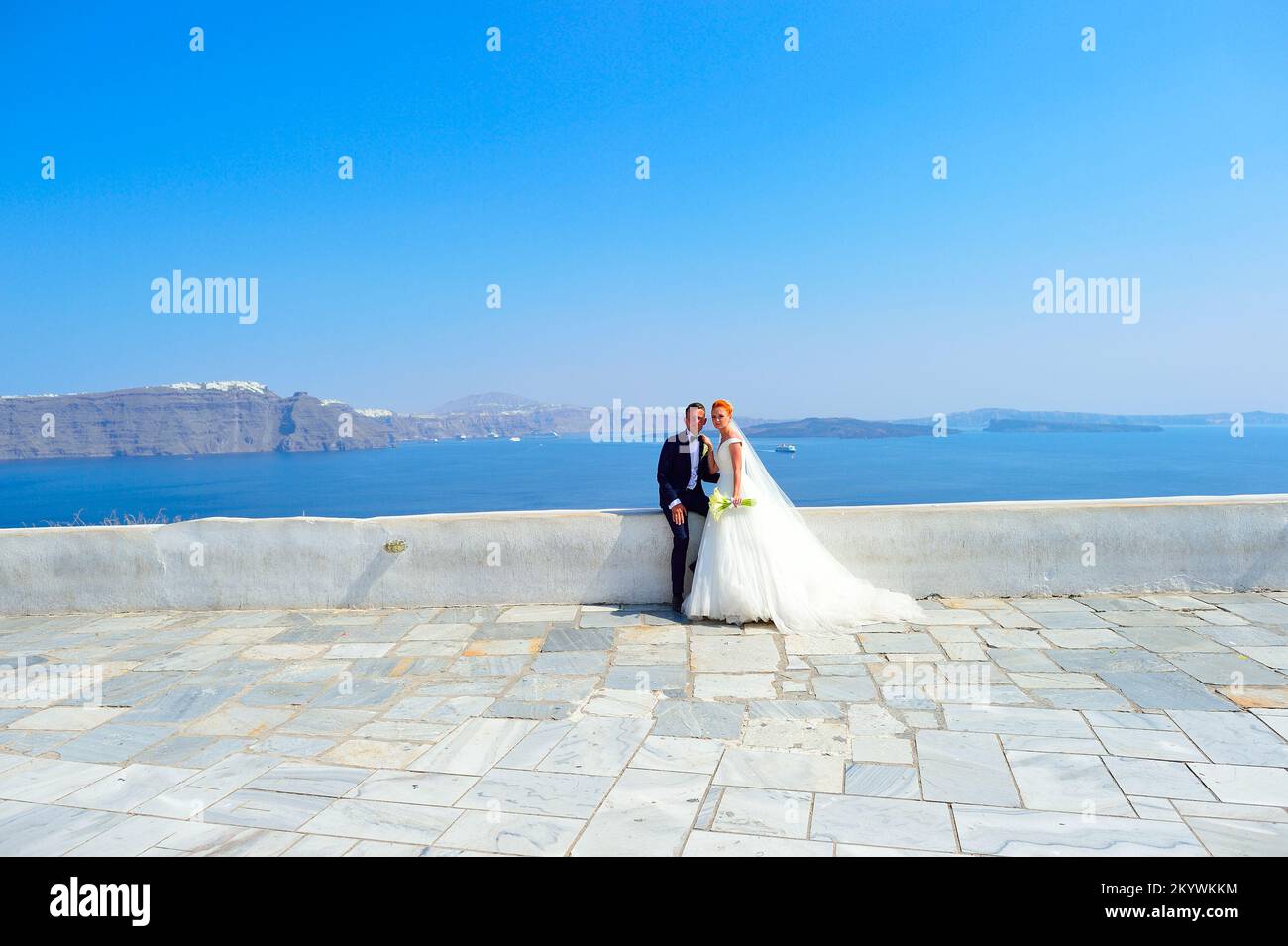 Beau jeune couple mariés célébrer mariage sur Santorini Banque D'Images