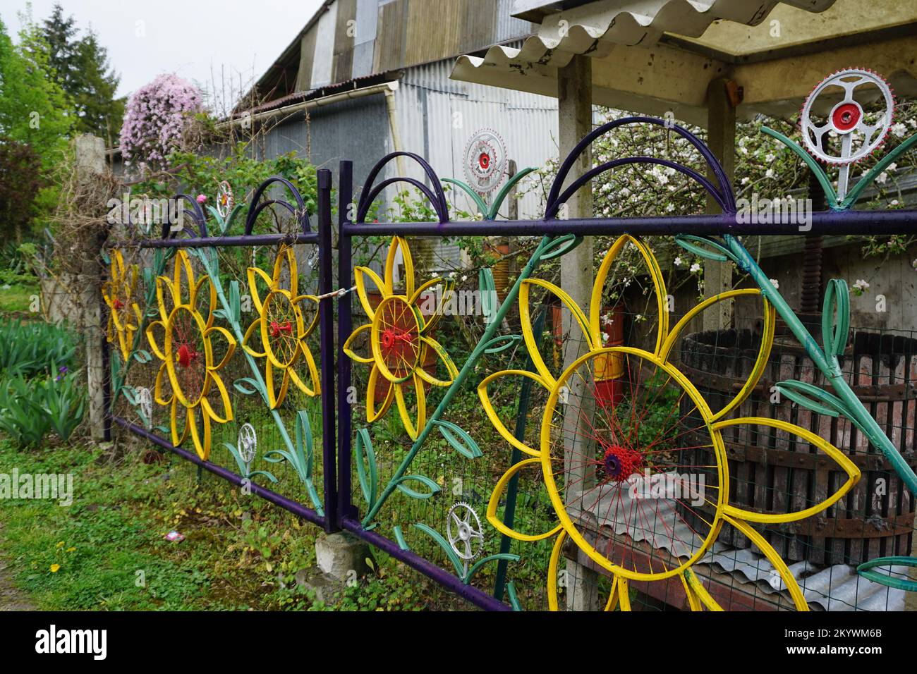 gros plan d'une ancienne clôture peinte et funky dans la vallée de la Loire, France Banque D'Images