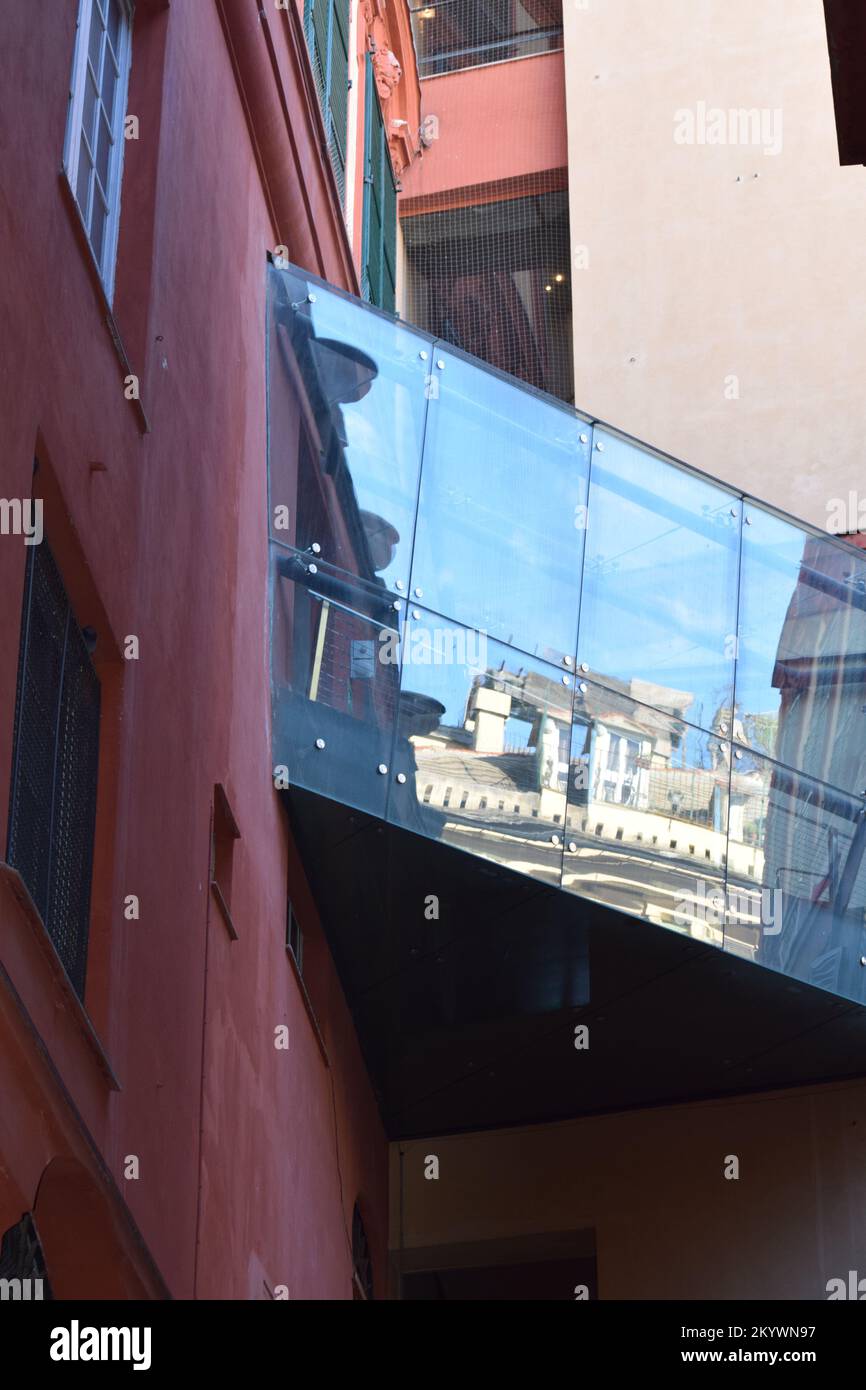 Reflet d'un bâtiment dans une fenêtre d'un musée à Gênes, Italie Banque D'Images
