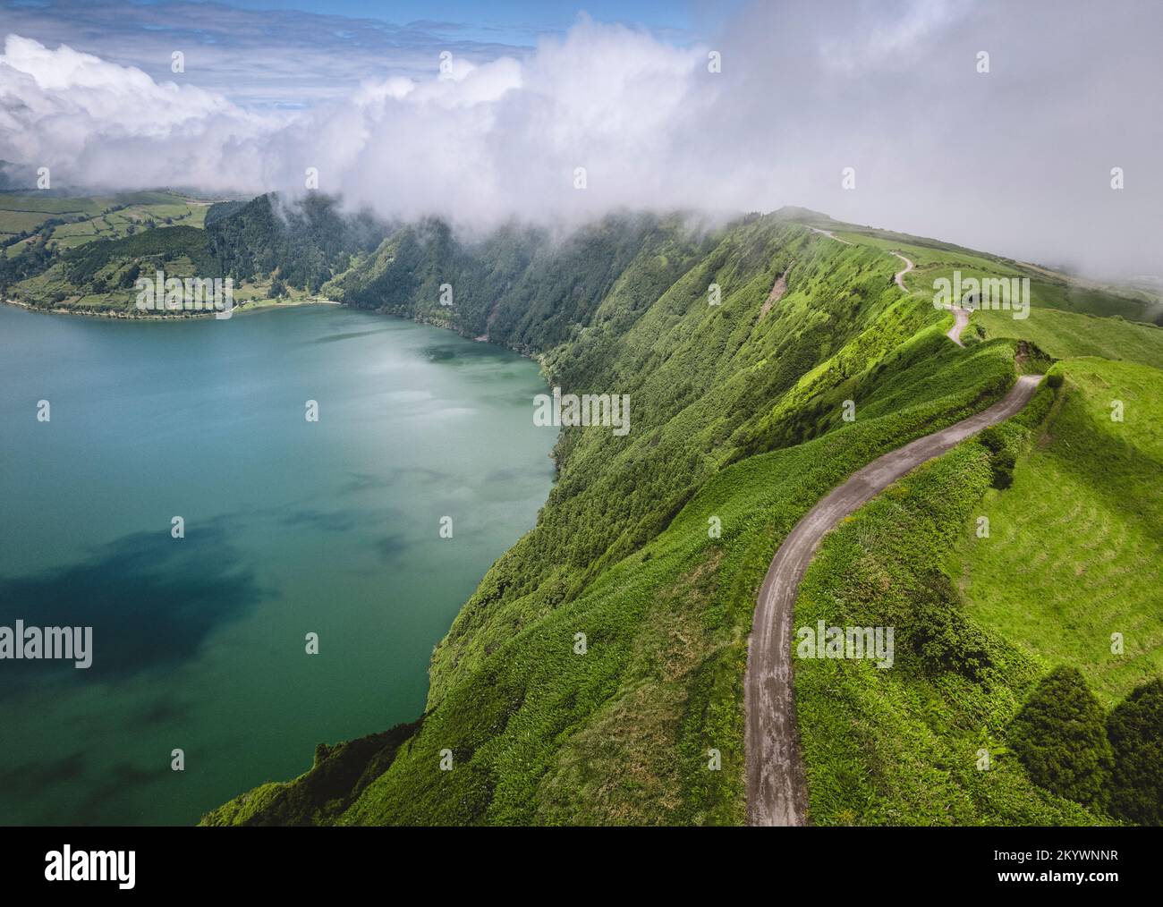 Nuages et paysages magnifiques près de Céte Cidades, Açores, Portugal Banque D'Images