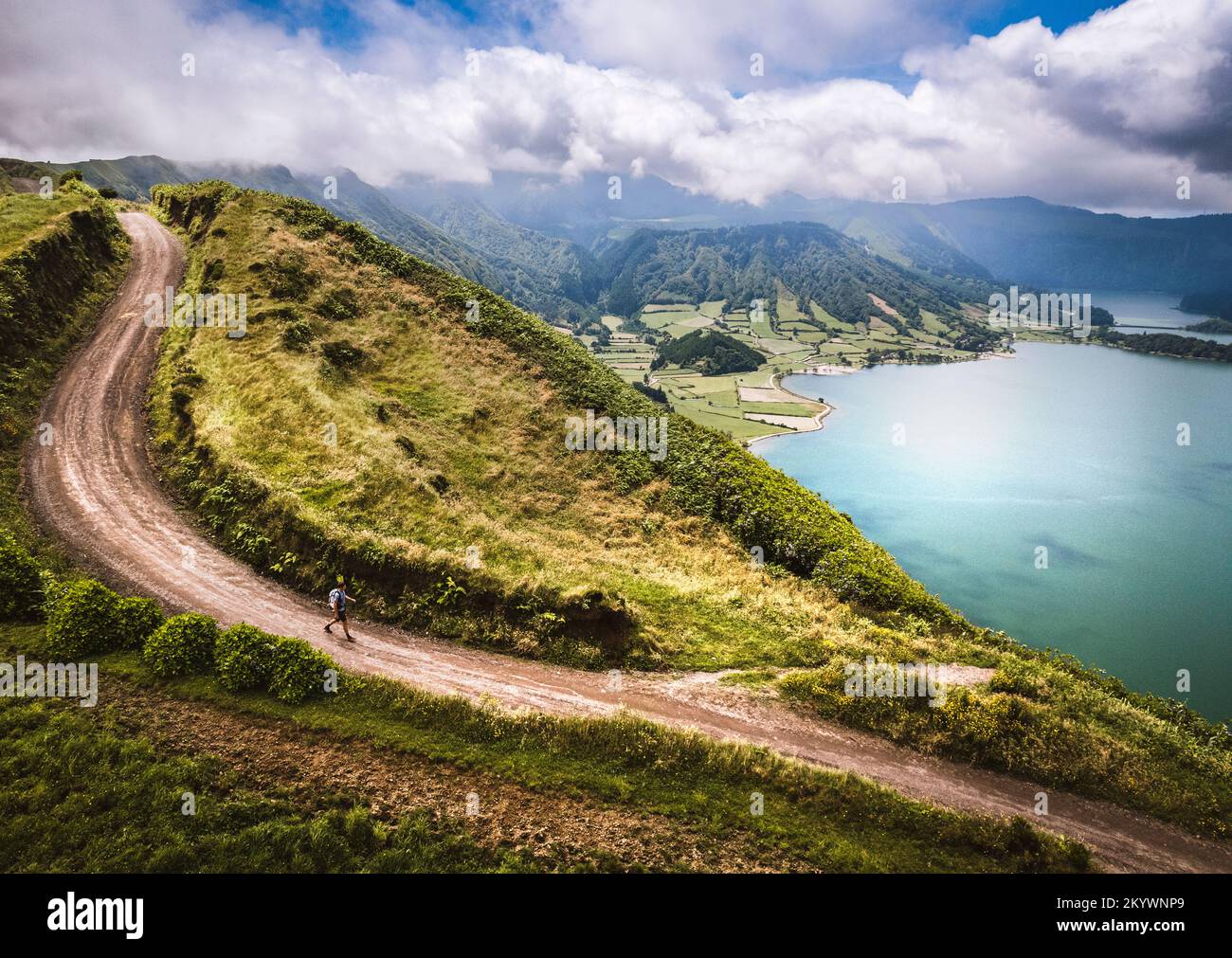 Aérien de randonneur marchant le long de la route de gravier, Cete Cidades, Açores Banque D'Images