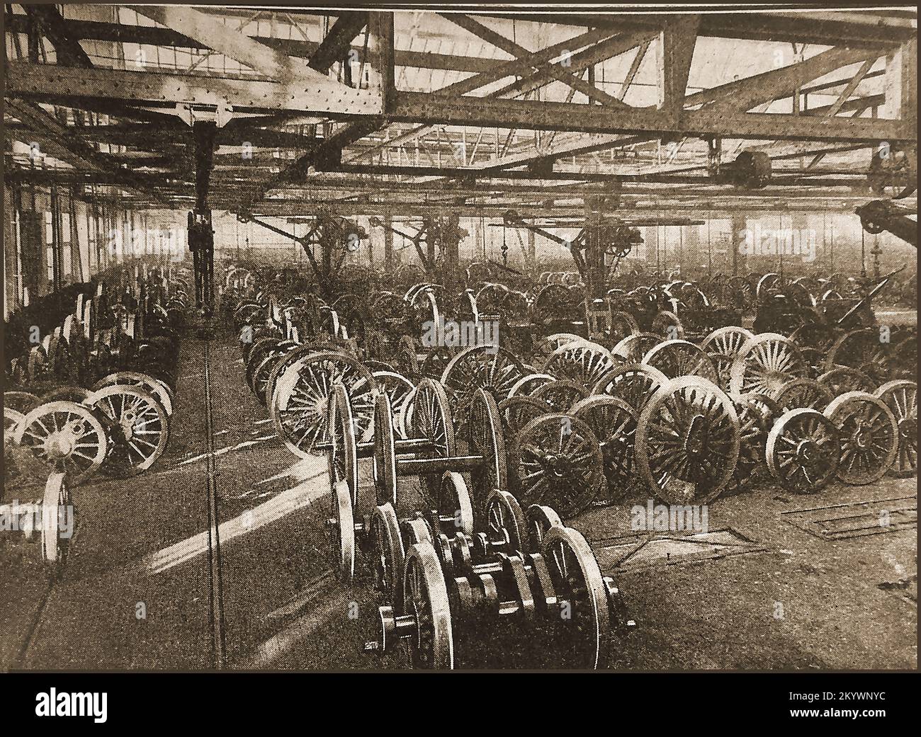 Photo des années 1930 montrant des stocks de roues de train dans les travaux du G.W.R. à Swindon, Royaume-Uni. Banque D'Images