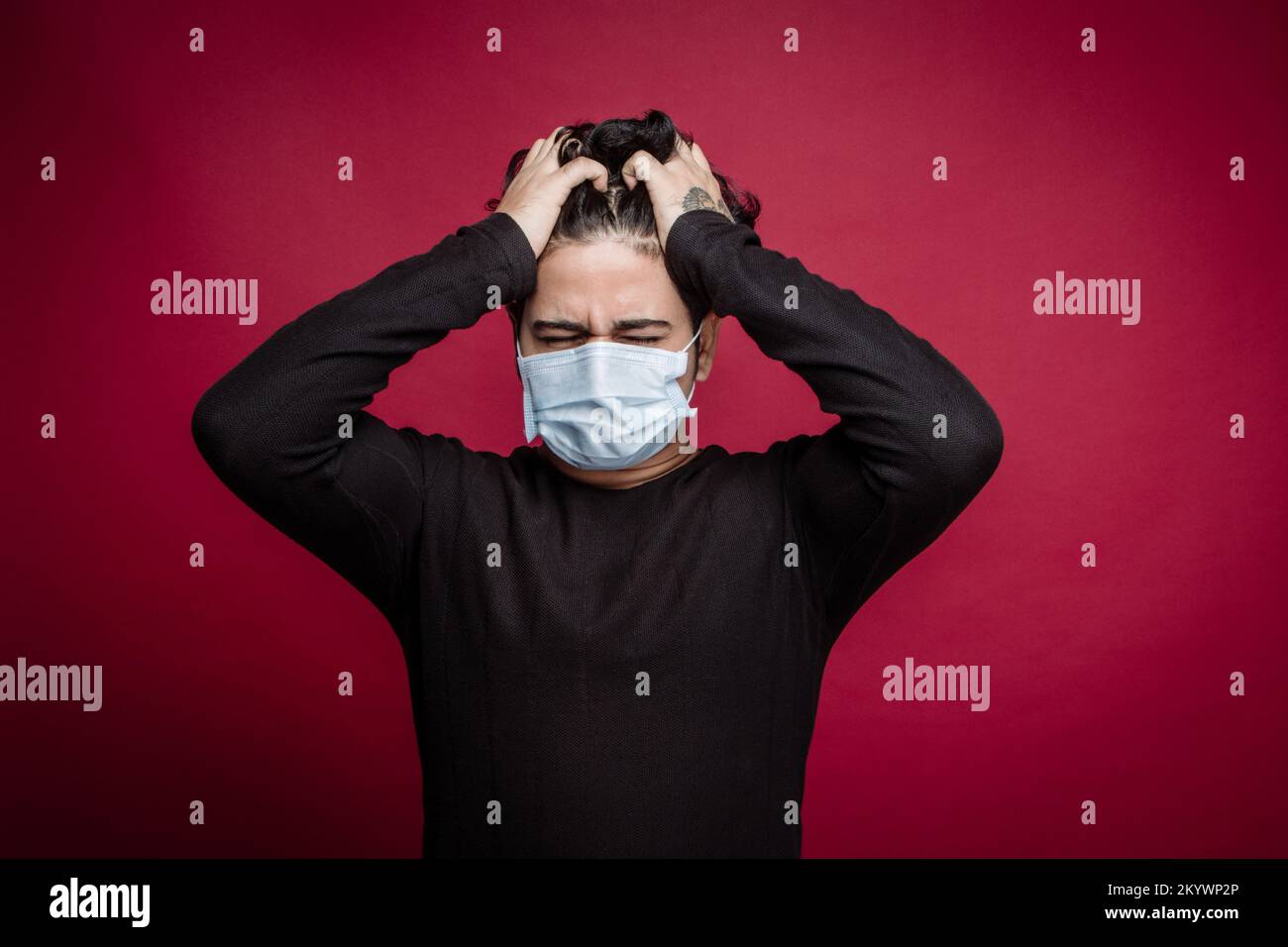 'Une image d'un jeune homme souffrant de maux de tête graves cause o Banque D'Images