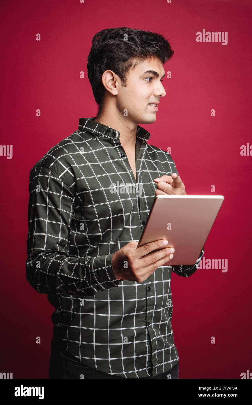 Enseignant, tuteur, blogueur, technophiles ou étudiant pointant vers le t Banque D'Images