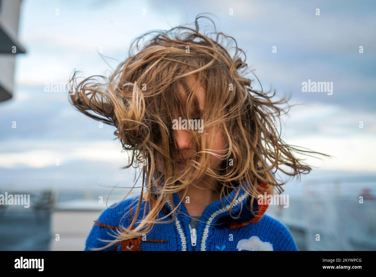 Une jeune fille sur le pont de bateau de ferry avec le vent soufflant ses cheveux Banque D'Images