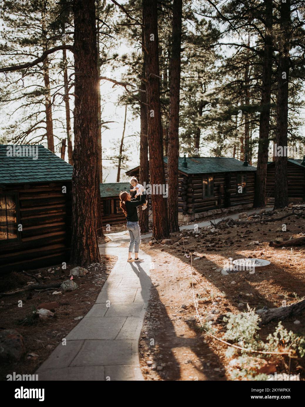 Mère et fille marchant sur un trottoir à travers des cabines dans un FO Banque D'Images