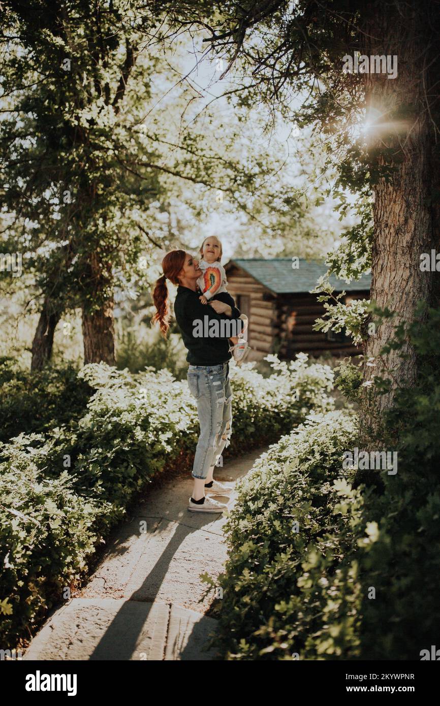 Mère et fille marchant sur un trottoir à travers des cabines dans un FO Banque D'Images