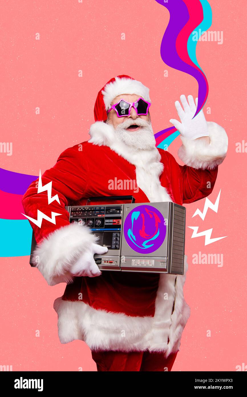 Image de collage photo créative verticale du drôle positif joyeux père noël tenir la boombox agitant la paume isolée sur fond rose Banque D'Images