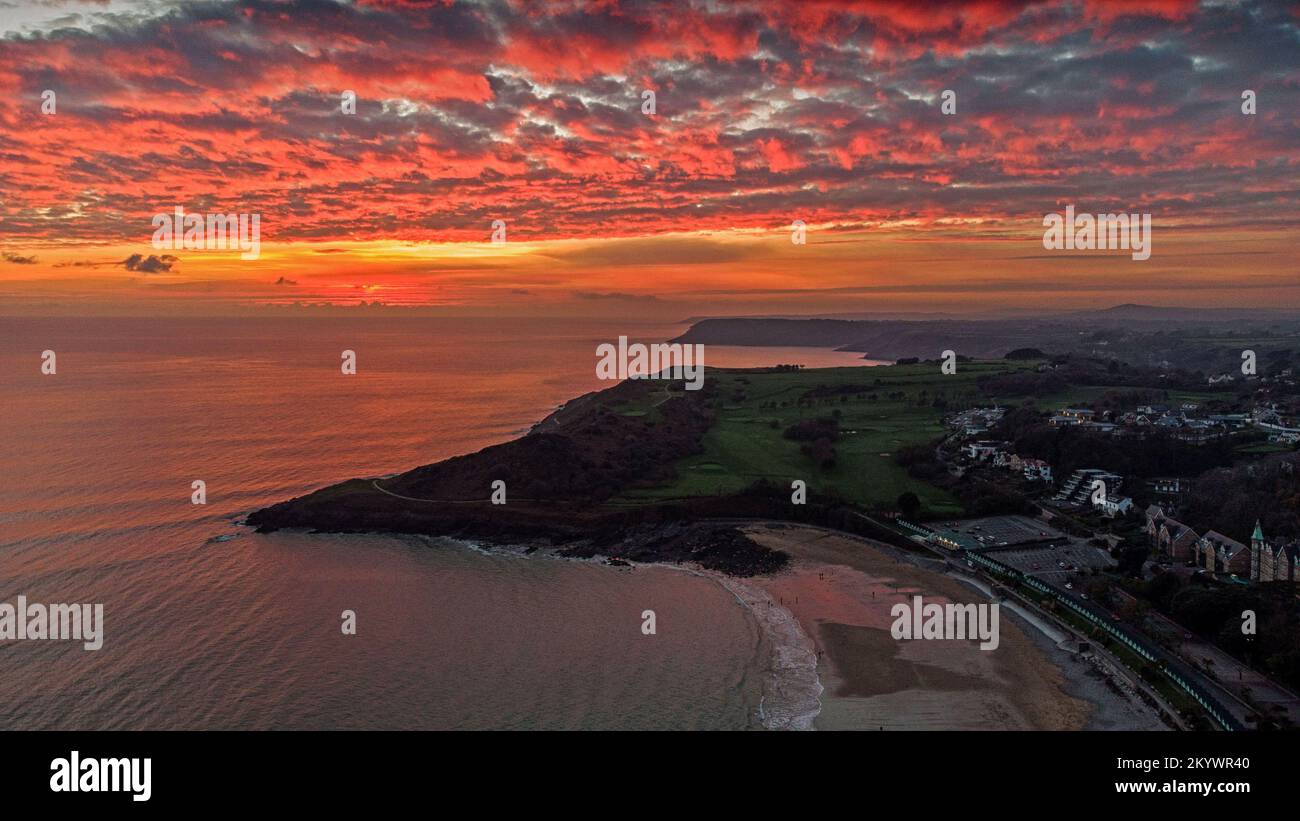 Swansea, Royaume-Uni. 02nd décembre 2022. La mer brille de rose tandis que le soleil se couche sur la baie de Langland, sur la péninsule de Gower, près de Swansea, à la fin d'une journée hivernale. Credit: Phil Rees/Alamy Live News Banque D'Images