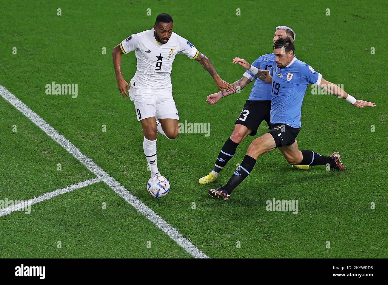 Qatar. 02nd décembre 2022. Jordan Ayew do Gana disputa o lance com Guillermo Varela e Sebastián Coates do Uruguai, durante a partida entre Gana e Uruguai, pela 3ª rodada do Grupo H da Copa do Mundo FIFA Qatar 2022, Estádio Al Janoub nesta sexta-feamy 02./PRESSINPRAPHOTO/APSTO Banque D'Images