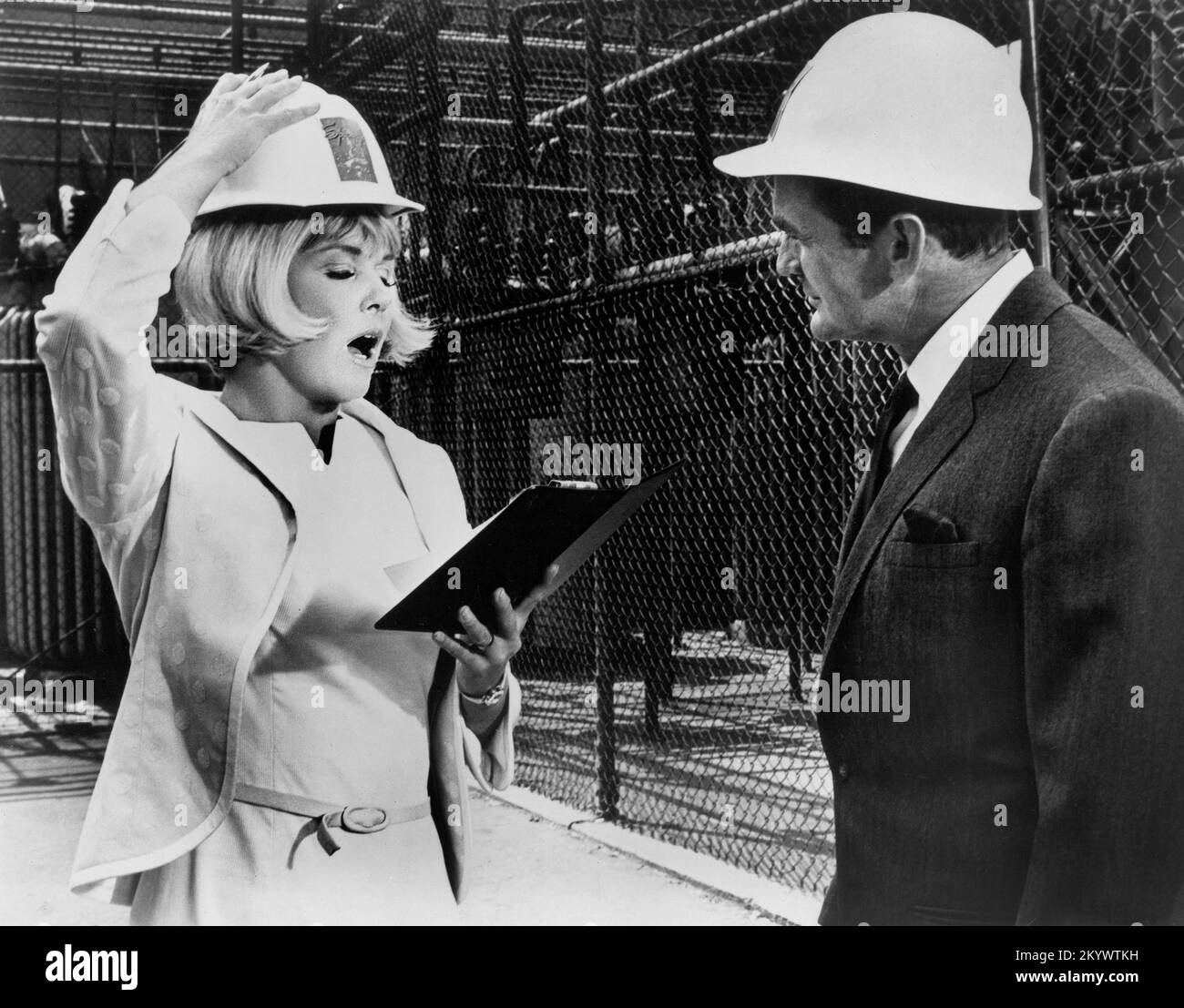 Doris Day, Rod Taylor, sur le plateau du film, « The Glass Boat », MGM, 1966 Banque D'Images