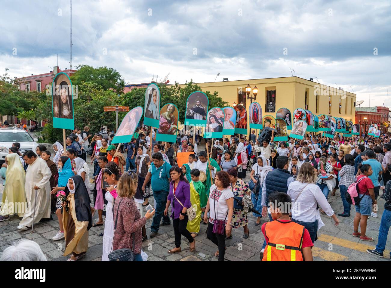Une procession religieuse catholique romaine avec des photos de saints le lendemain du jour des morts à la ville de Oaxaca, au Mexique. Banque D'Images