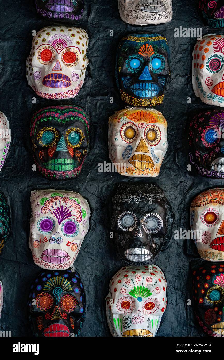Cartoneria ou paper-mache jour des morts masques décorant un mur de restaurant à San Martin Tilcajete, Oaxaca, Mexique. Banque D'Images