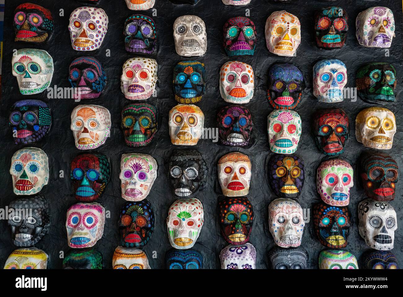Cartoneria ou paper-mache jour des morts masques décorant un mur de restaurant à San Martin Tilcajete, Oaxaca, Mexique. Banque D'Images