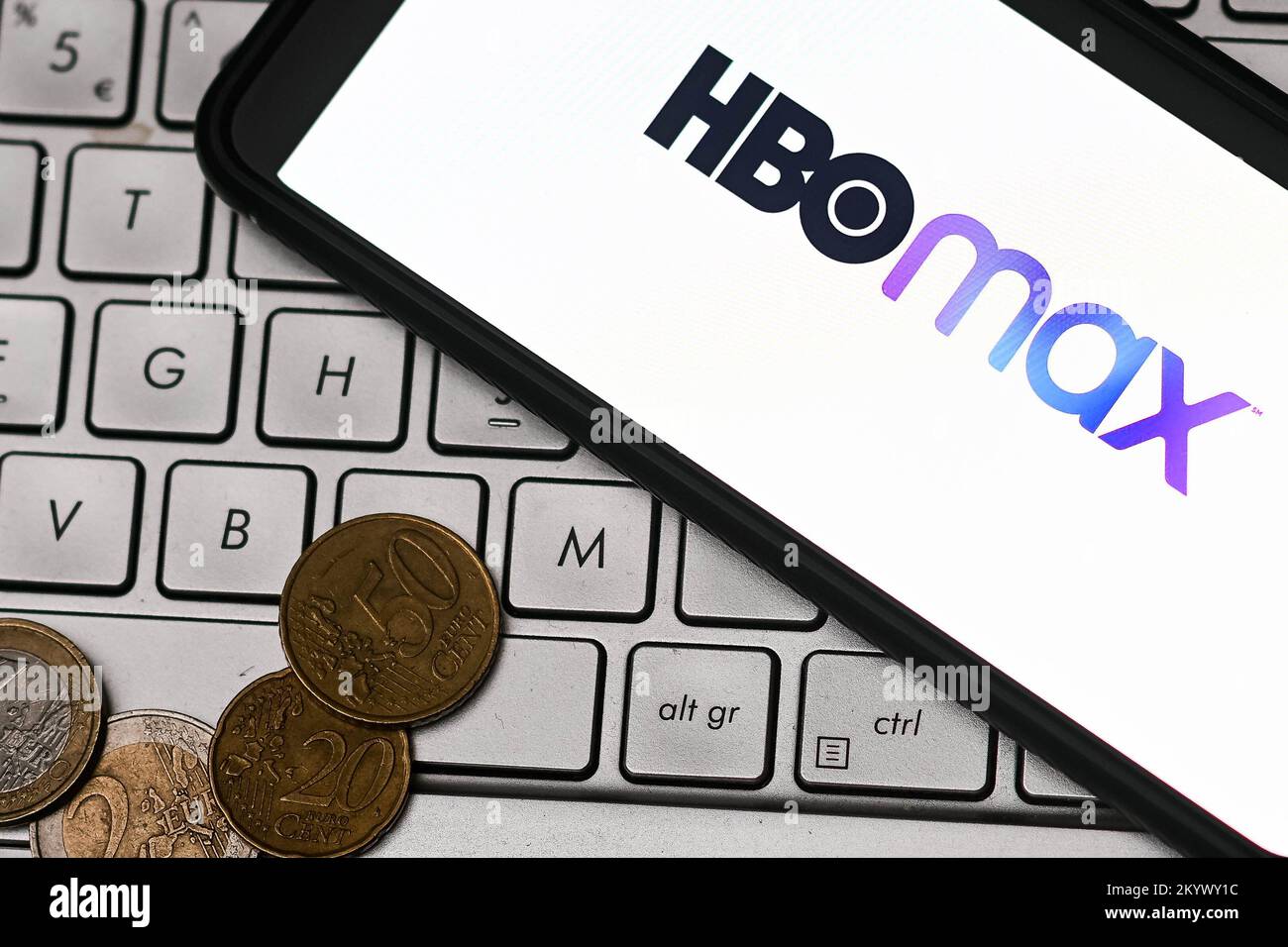 Sur cette photo, un logo HBO Max apparaît sur un smartphone. Banque D'Images