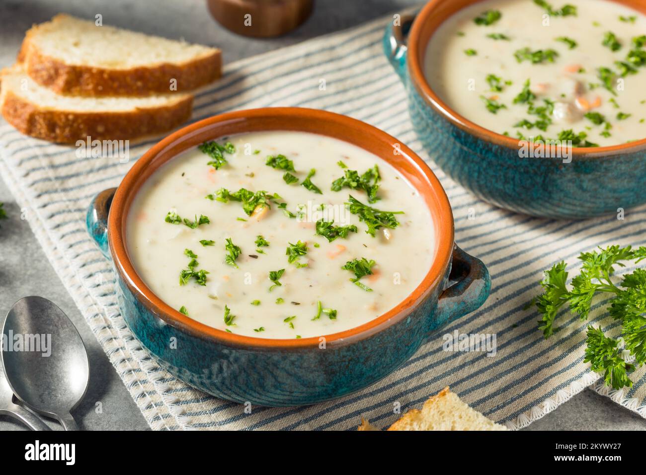 Soupe de chaudrée de palourdes crémeuse maison avec pain et persil Banque D'Images