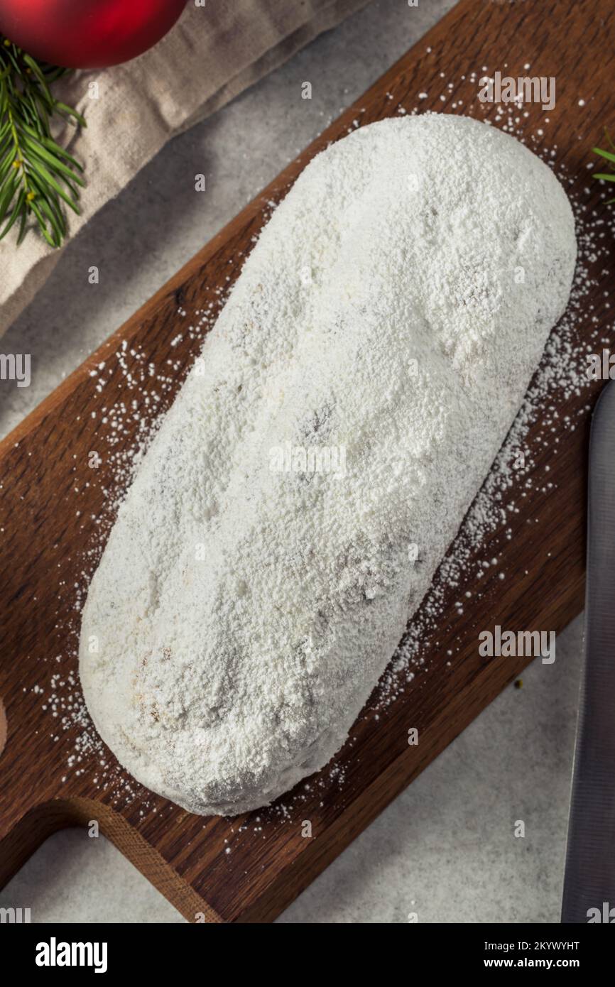 Pain de Noël maison Stollen aux fruits secs et au sucre en poudre Banque D'Images