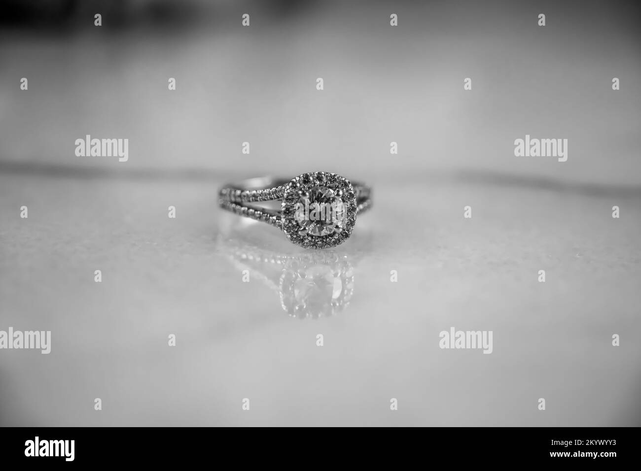 Image en noir et blanc d'un anneau d'engagement en diamant en platine. Banque D'Images