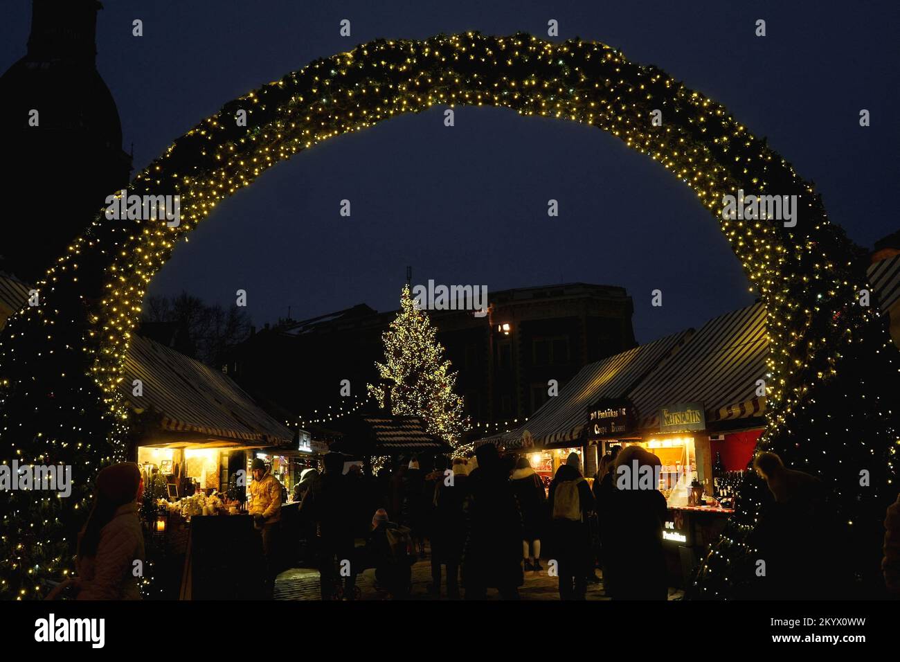 Une vue générale du marché de Noël à Riga, Lettonie 2 décembre 2022. REUTERS/Ints Kalnins Banque D'Images