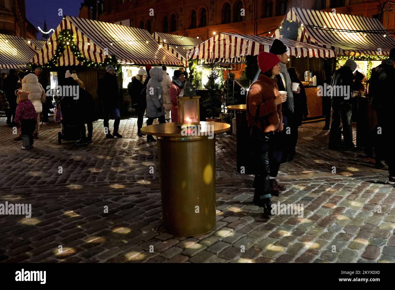 Les gens visitent le marché de Noël à Riga, Lettonie 2 décembre 2022. REUTERS/Ints Kalnins Banque D'Images