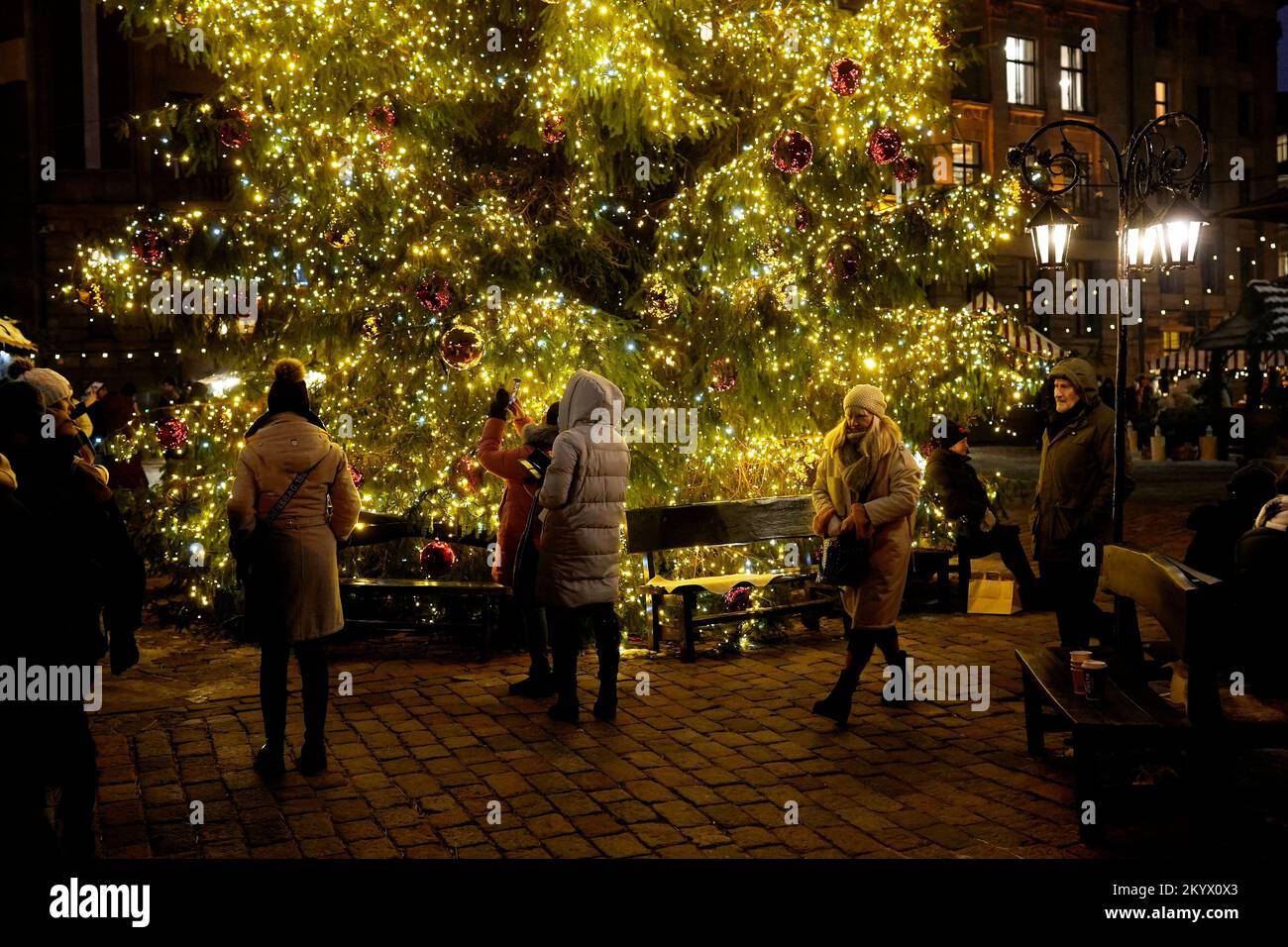 Les gens se rassemblent à côté de l'arbre de Noël au marché de Noël à Riga, Lettonie 2 décembre 2022. REUTERS/Ints Kalnins Banque D'Images