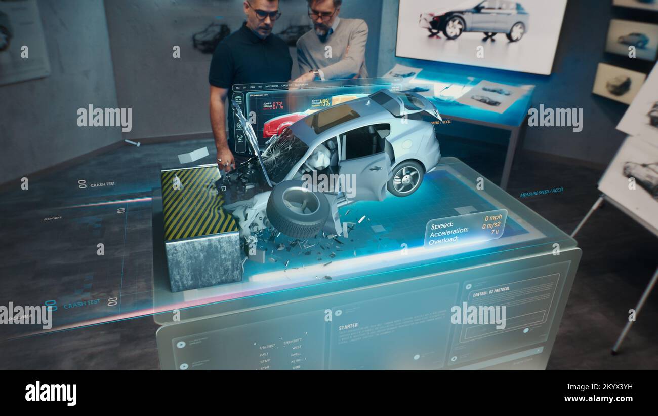 Deux ingénieurs les développeurs qui se trouvent dans un studio de conception près d'une table holographique futuriste et font un test dans un simulateur d'essai de collision de voiture 3D, qui simule un accident de la route, vérifient la sécurité Banque D'Images