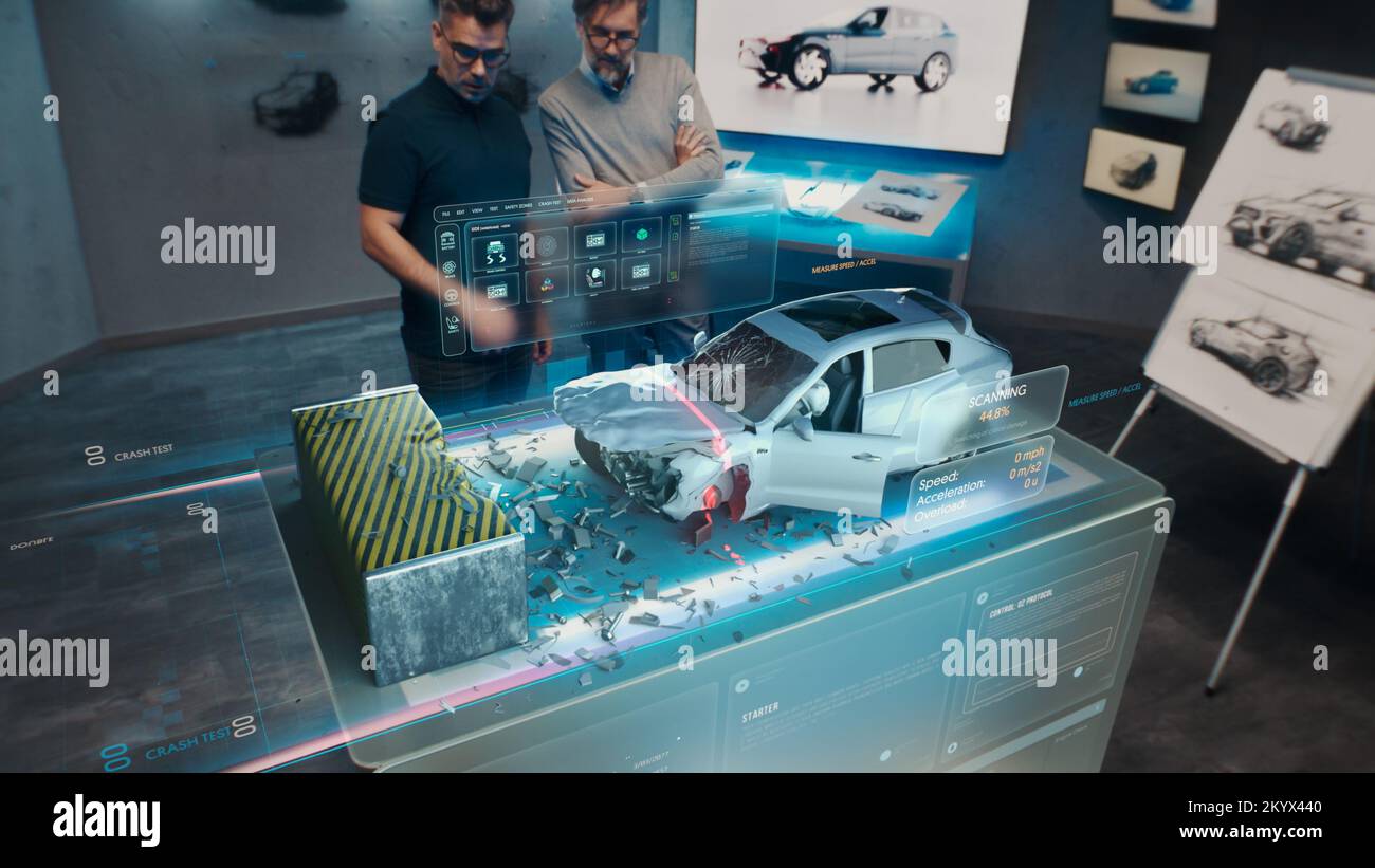 Deux ingénieurs les développeurs qui se trouvent dans un studio de conception près d'une table holographique futuriste et font un test dans un simulateur d'essai de collision de voiture 3D, qui simule un accident de la route, vérifient la sécurité Banque D'Images