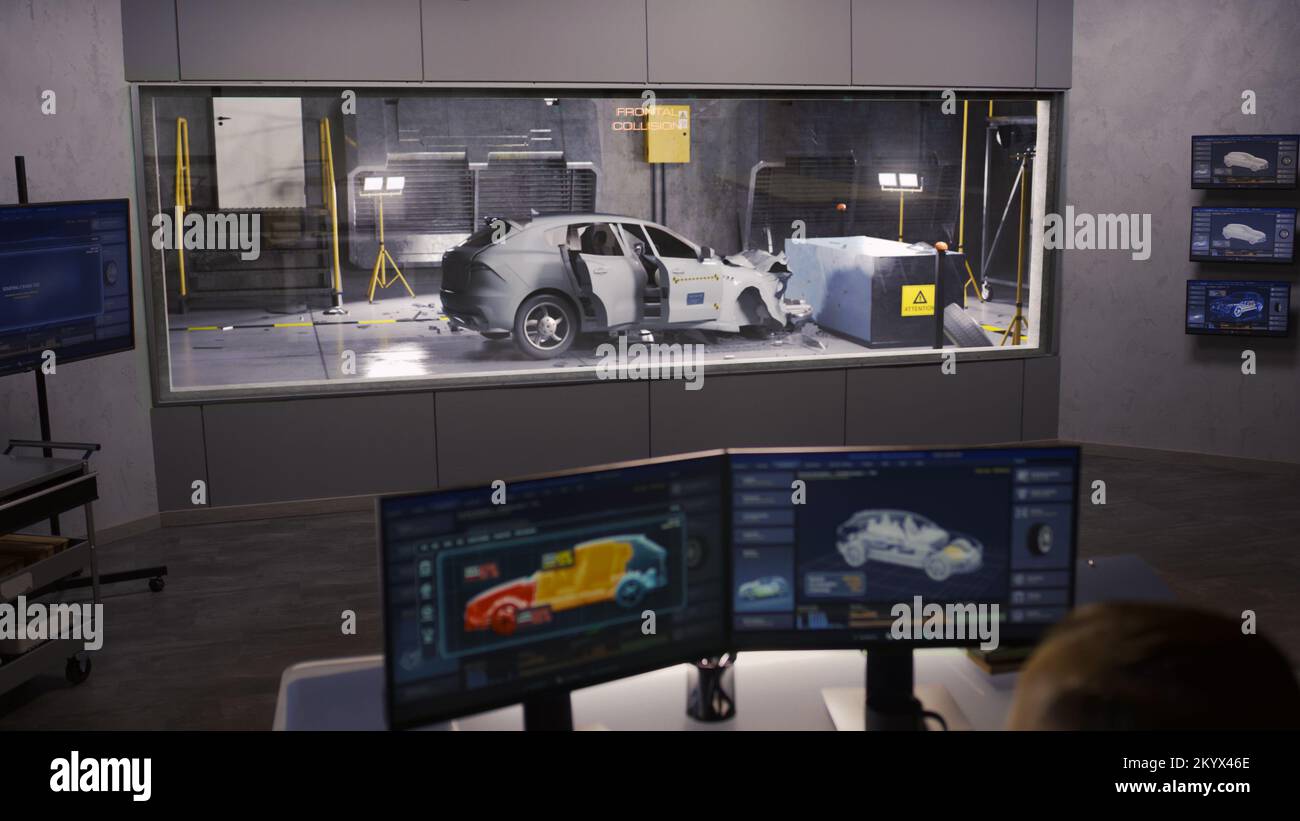 Un ingénieur dans un laboratoire d'essais de collision utilise un système d'essais de collision automobile pour simuler un accident de la route, afin d'obtenir les paramètres de sécurité d'un véhicule électrique de pointe écologique en cours de développement. Banque D'Images
