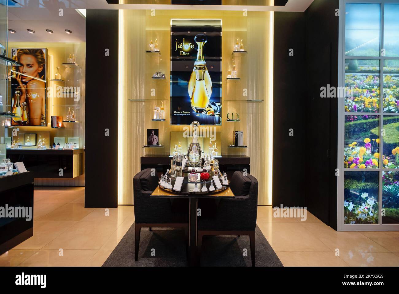 SINGAPOUR - 08 NOVEMBRE 2015 : intérieur du magasin Dior. Dior, est une société européenne de produits de luxe contrôlée et présidée par l'homme d'affaires français Bernard A. Banque D'Images