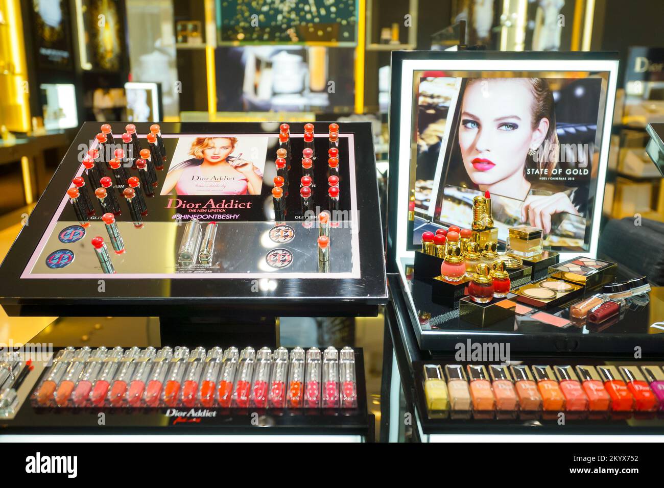 SINGAPOUR - 08 NOVEMBRE 2015 : intérieur du magasin Dior. Dior, est une société européenne de produits de luxe contrôlée et présidée par l'homme d'affaires français Bernard A. Banque D'Images