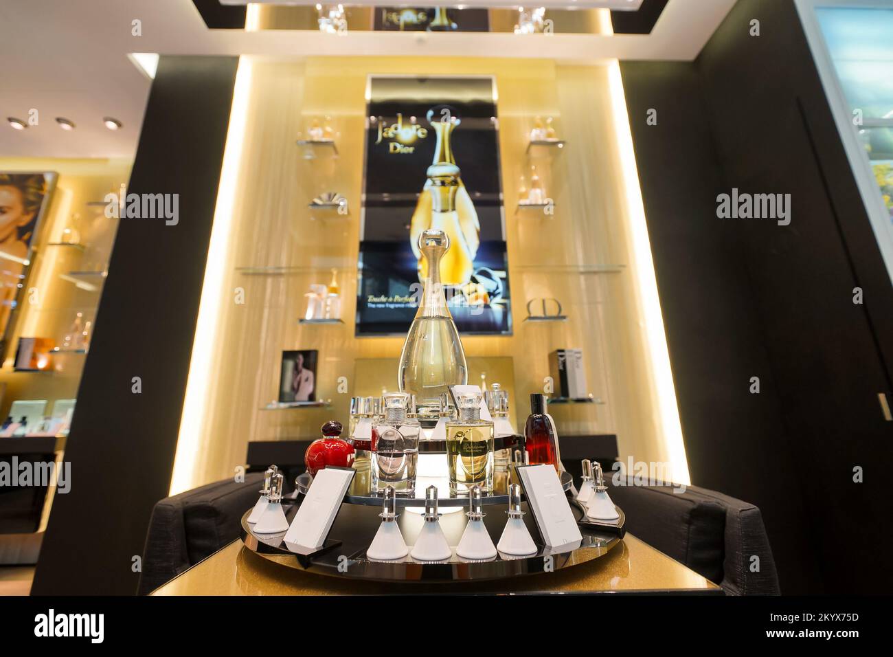 SINGAPOUR - 08 NOVEMBRE 2015 : intérieur du magasin Dior. Dior, est une société européenne de produits de luxe contrôlée et présidée par l'homme d'affaires français Bernard A. Banque D'Images