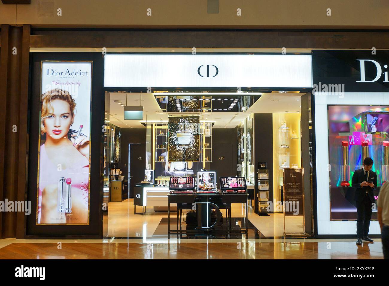 SINGAPOUR - 08 NOVEMBRE 2015 : intérieur du magasin Dior. Dior, est une société européenne de produits de luxe contrôlée et présidée par l'homme d'affaires français Bernard A. Banque D'Images