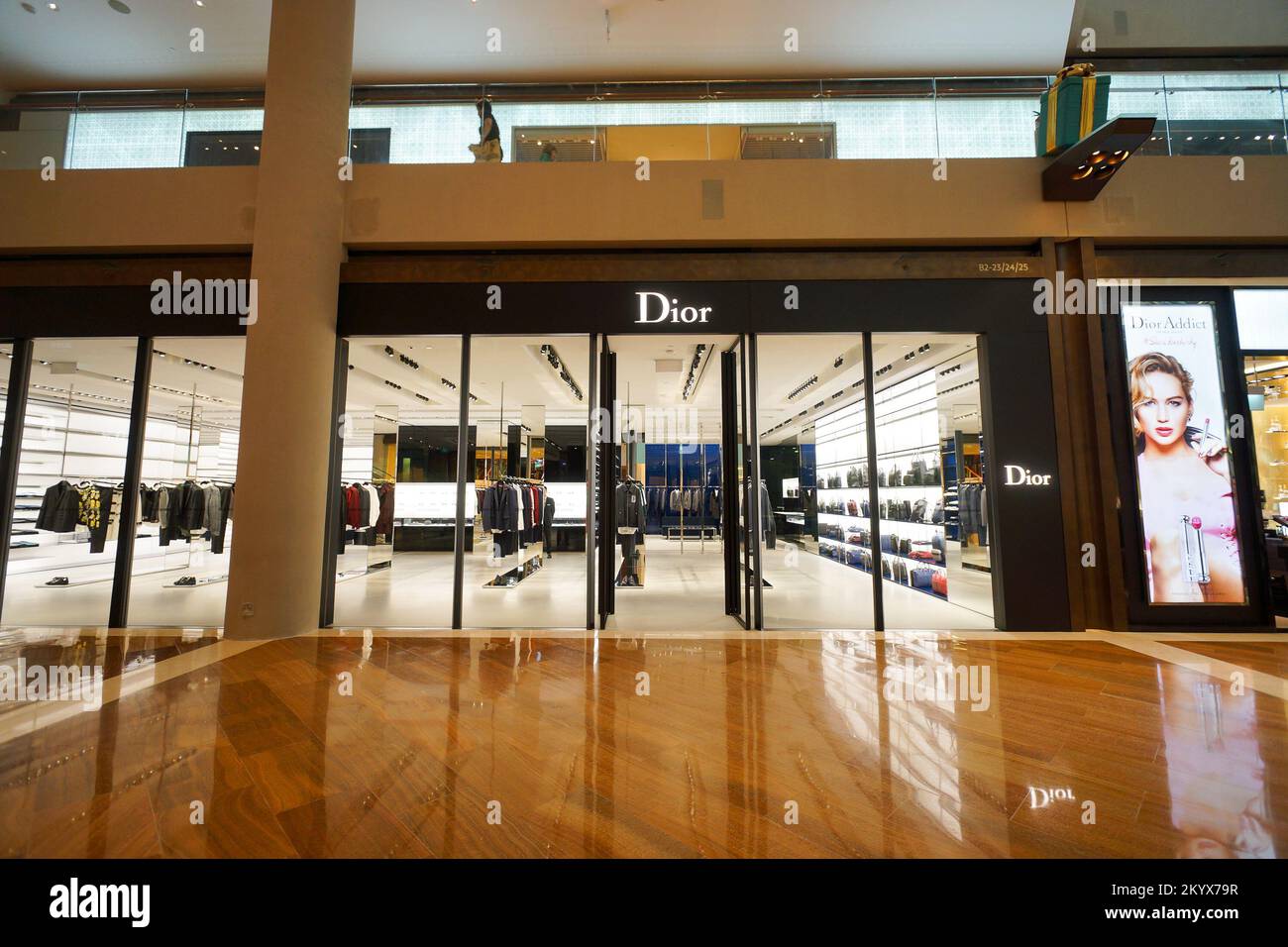 SINGAPOUR - 08 NOVEMBRE 2015 : intérieur du magasin Dior. Dior, est une société européenne de produits de luxe contrôlée et présidée par l'homme d'affaires français Bernard A. Banque D'Images