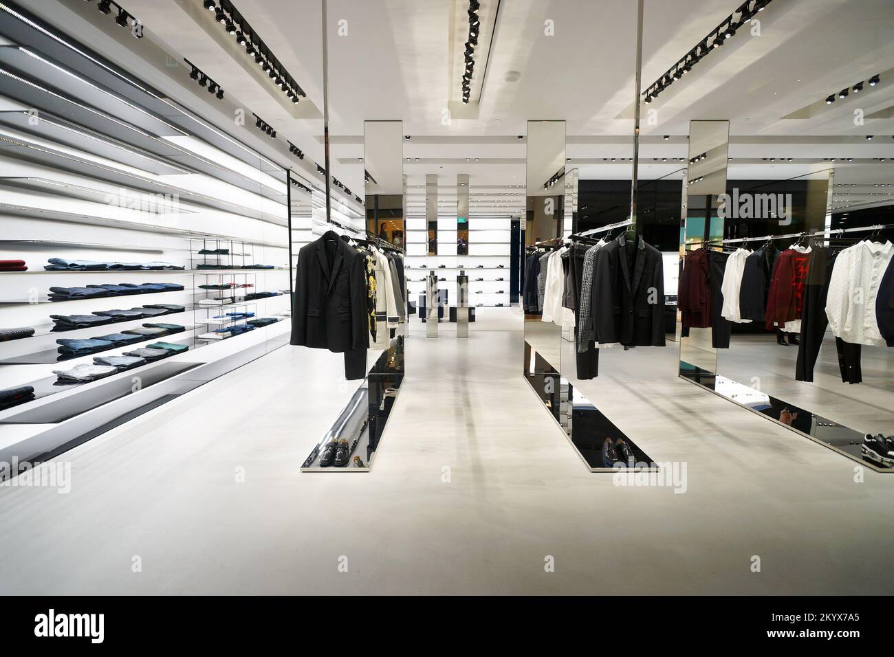 SINGAPOUR - 08 NOVEMBRE 2015 : intérieur du magasin Dior. Dior, est une société européenne de produits de luxe contrôlée et présidée par l'homme d'affaires français Bernard A. Banque D'Images