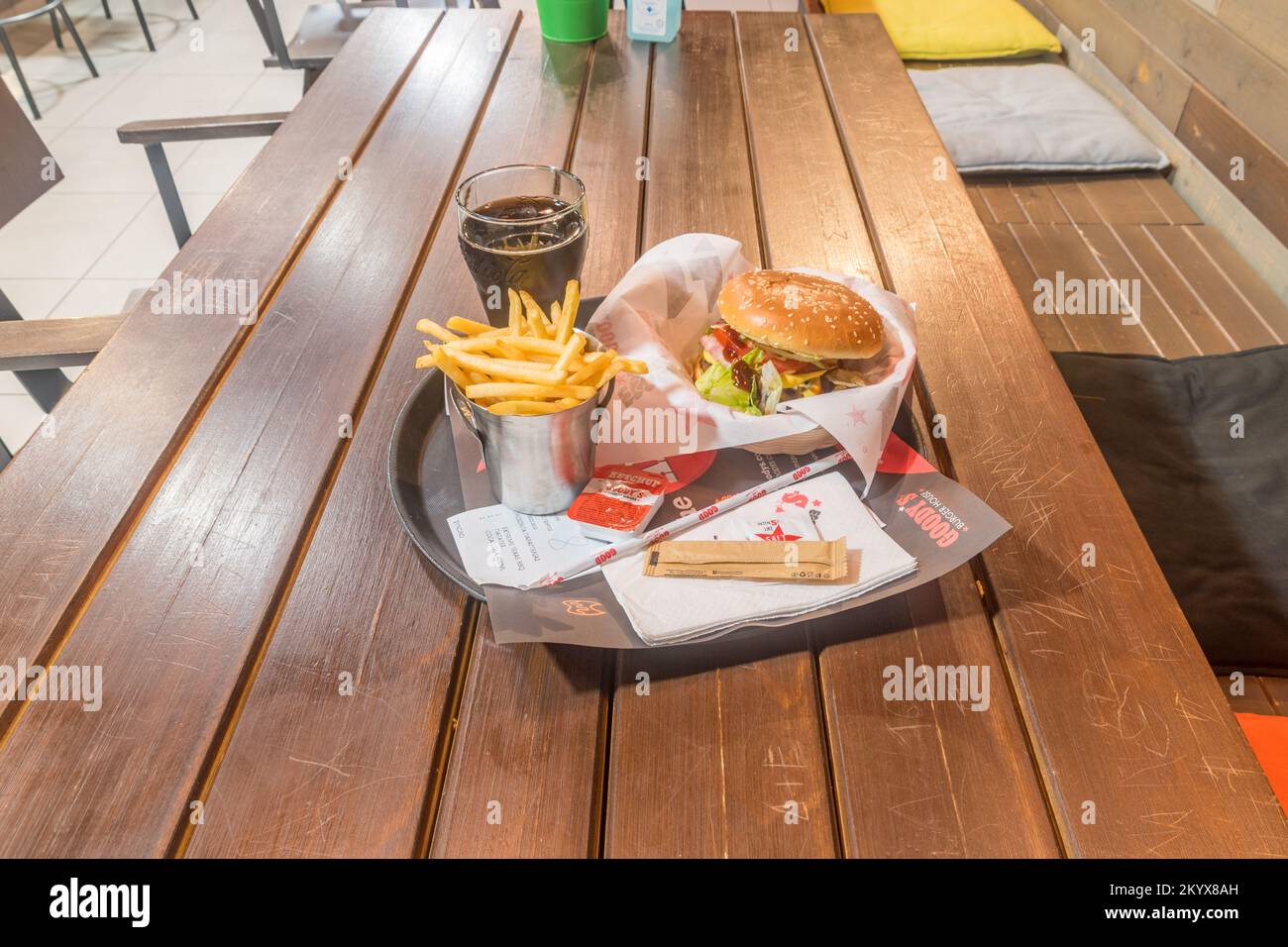 Thessalonique, Grèce - 29 septembre 2022 : menu de Burger House Goody avec hamburger Texas BBQ Extreme, frites et Coca-Cola. Banque D'Images