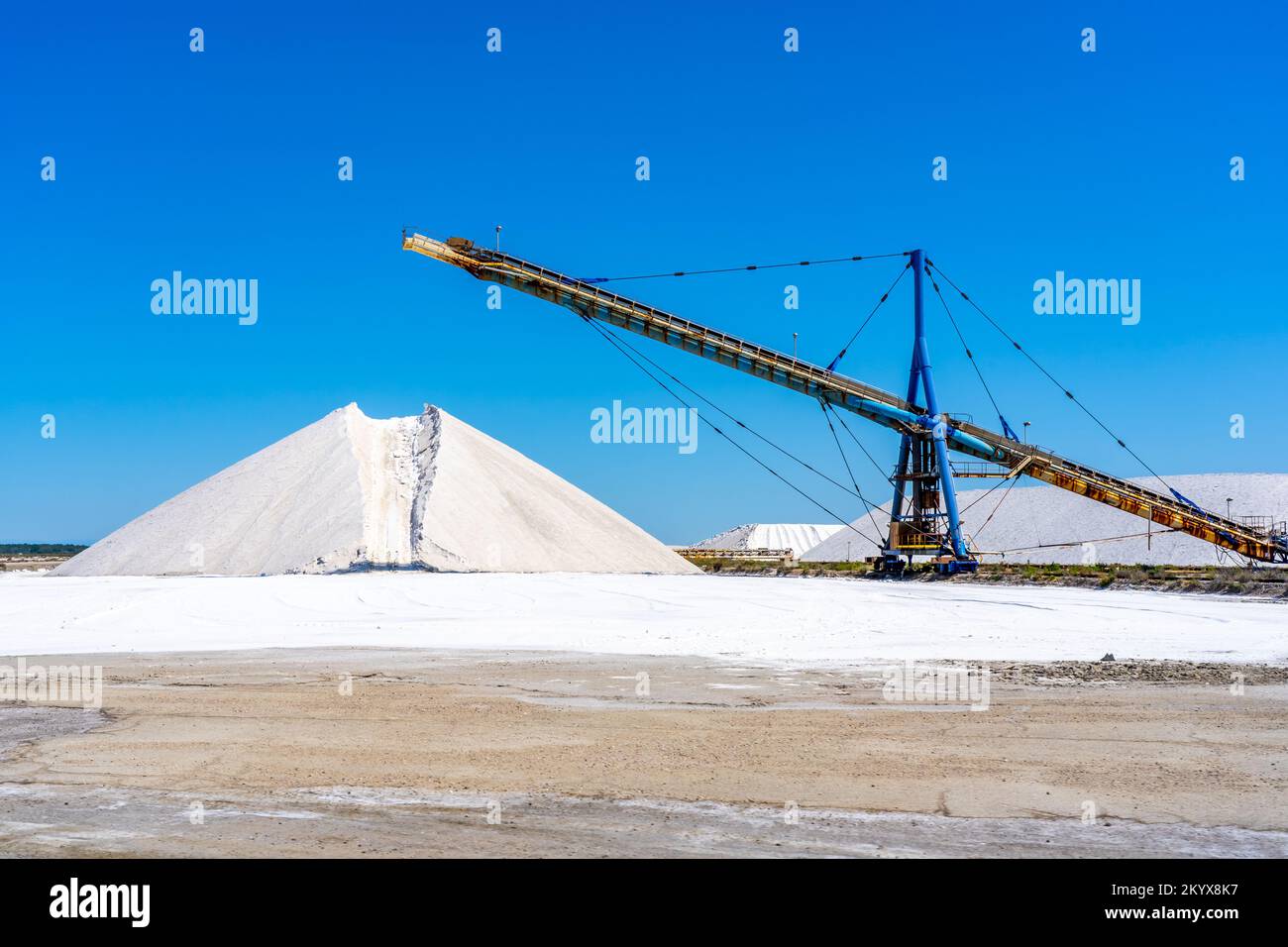 La production de sel, le lagon rose et les collines de la mer Méditerranée se trouvent à Aigues-mortes . Camargue, France. Photo de haute qualité Banque D'Images