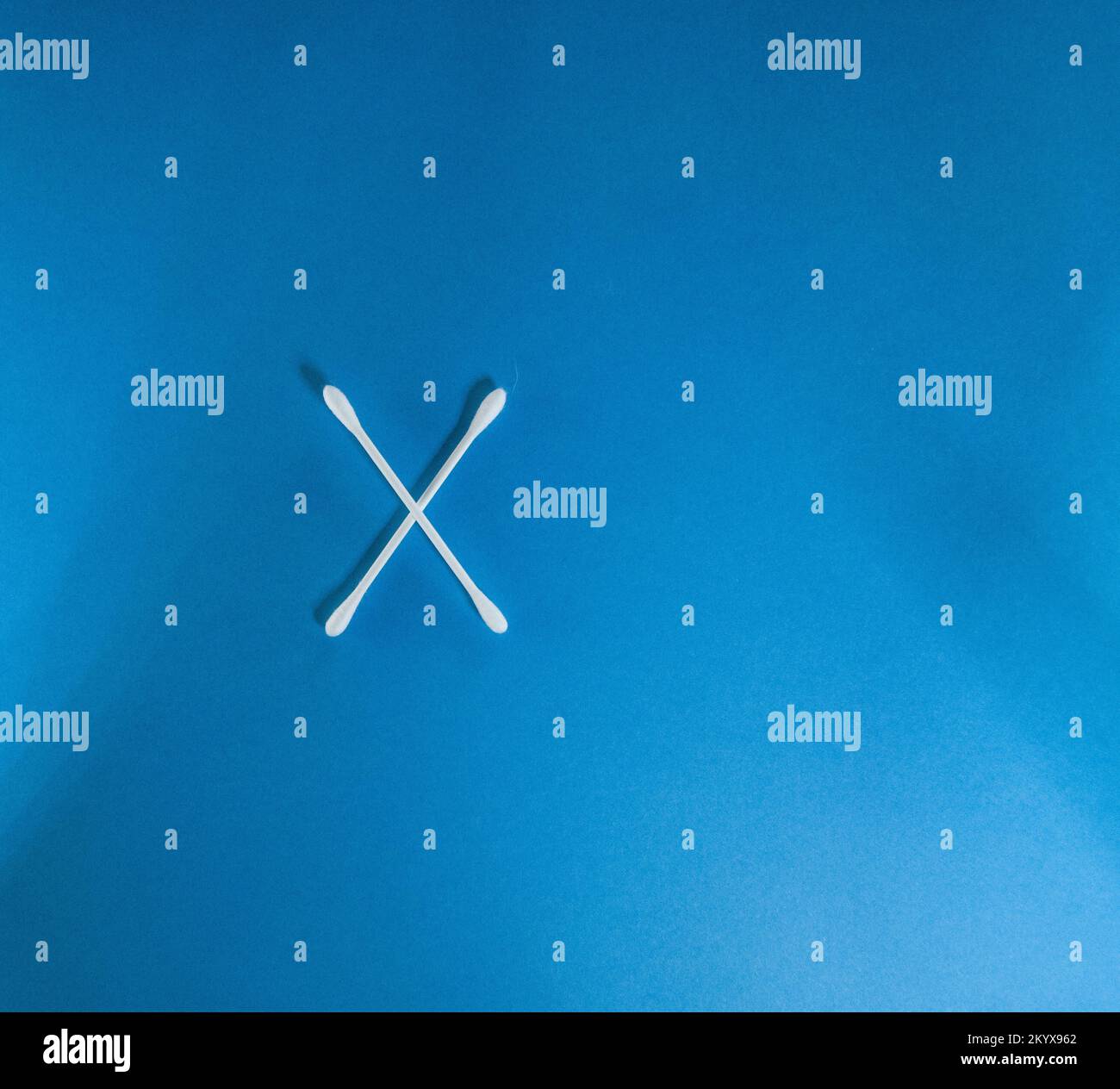 numéro dix (10) en chiffres romains avec des boutons de coton blanc propre isolés sur un fond bleu foncé Banque D'Images