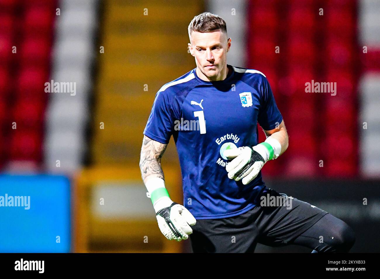 Le gardien de but Paul Farman (1 Barrow) s'échauffe lors du match de la Sky Bet League 2 entre Stevenage et Barrow au stade Lamex, Stevenage, le vendredi 2nd décembre 2022. (Crédit : Kevin Hodgson | ACTUALITÉS MI) crédit : ACTUALITÉS MI et sport /Actualités Alay Live Banque D'Images