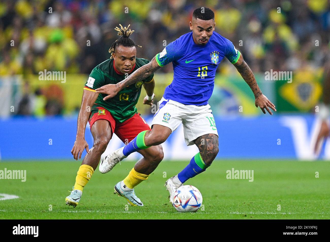 VILLE DE LUSAIL, QATAR - DÉCEMBRE 2 : Pierre Kunde du Cameroun bataille pour le ballon avec Gabriel Jesus du Brésil lors du match du groupe G - coupe du monde de la FIFA Qatar 2022 entre le Cameroun et le Brésil au stade Lusail sur 2 décembre 2022 à Lusail City, Qatar (photo de Pablo Morano/BSR Agency) Banque D'Images