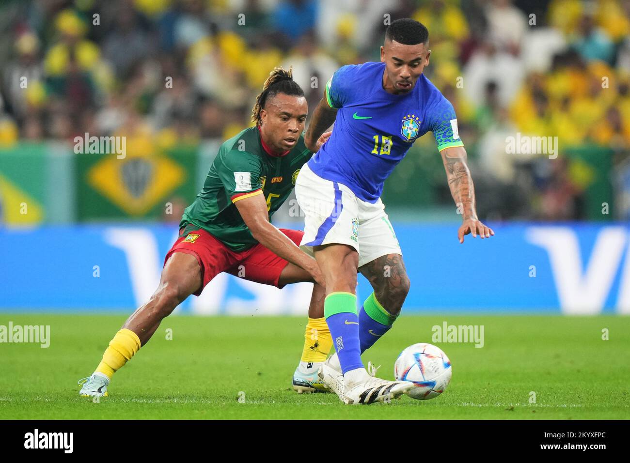 Gabriel Jesus du Brésil et Pierre Kunde du Cameroun lors du match de la coupe du monde de la FIFA, Qatar 2022, Groupe G, entre le Cameroun et le Brésil, ont joué au stade Lusail le 2 décembre 2022 à Lusail, Qatar. (Photo de Bagu Blanco / PRESSIN) Banque D'Images