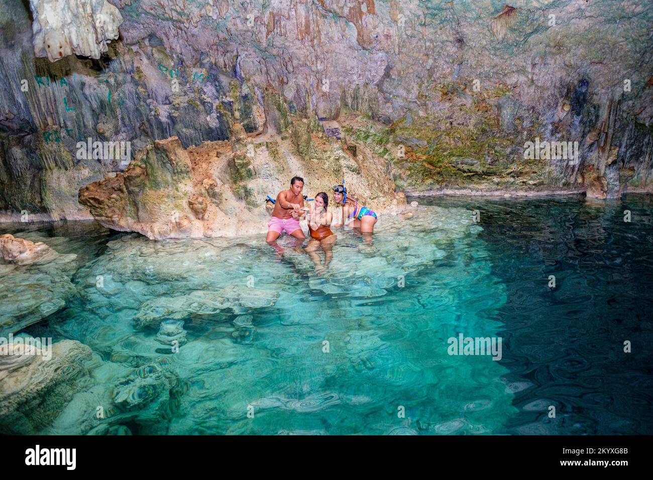 La grotte de Saturno est une merveille naturelle spectaculaire située à  environ 20km de Varadero, Cuba.Il possède un lac d'eau douce limpide d'une  profondeur de 22 mètres Photo Stock - Alamy