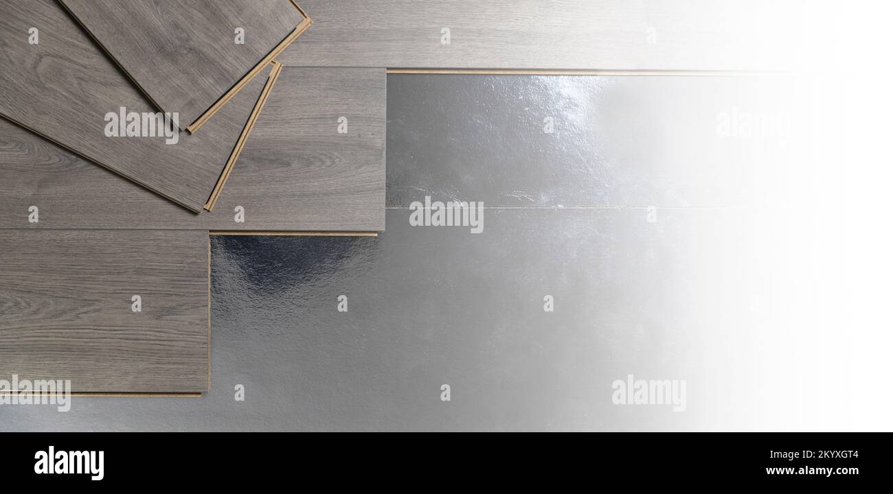 Installation de plancher flottant, sous-couche avec feuilles de stratifié. Concept d'amélioration de la maison. Bannière avec espace de copie. Banque D'Images